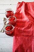Cranberry-Erdbeer-Gelee in drei Gläsern