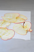 Apfelchips auf Backpapier
