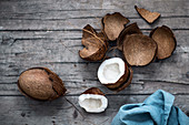 Stillleben mit Kokosnüssen auf Holzuntergrund