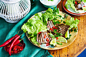 Gegrilltes Rindfleisch mit Chilischoten, Limetten und Kopfsalat (Korea)