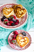 Syrniki (Quarkpfannkuchen, Russland) mit Beeren