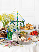 Mittsommerbuffet mit Hering, Kartoffeln, Pastetchen und Erdbeeren (Schweden)