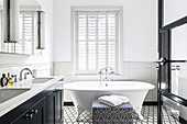 Klassisches Badezimmer in Schwarz-Weiß mit freistehender Badewanne