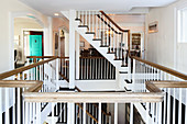 Treppen zu den verschiedenen Stockwerken mit umlaufender Galerie