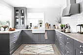 Country-house kitchen with grey panelled cabinets