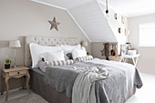 Ländliches Schlafzimmer in Grau, Beige und Weiß