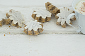Iced flower-shaped cinnamon biscuits