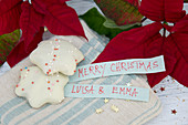 Pfeffernüsse und Namensschildchen mit Weihnachtssternen