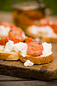 Weißbrot mit gebratenen Kirschtomaten, Ricotta und Thymian