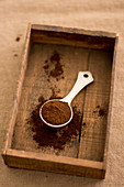 Verschiedene Kaffeepulver in einer Holzkiste