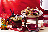 Wok-Nudeln mit Pipimuscheln und Mini-Burger mit Schweinefleisch (China)