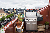 Grill auf dem Balkon mit Blick auf die Nachbarhäuser