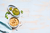 Kürbiskern-Kräuter-Pesto und Tahin-Chili-Sauce