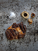 Ribeye Steak mit Markknochen und Salz