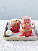 Kuchen im Glas mit Erdbeeren und Sojaeis