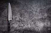 Küchenmesser auf grauem Untergrund