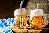 Bier mit Schaum in zwei Bierkrügen