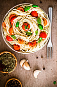 Spaghetti with tomatoes and basil (seen from above)
