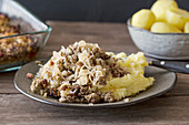 Elsässer Auflauf aus Sauerkraut, Speck und Hackfleisch mit Kartoffelbrei