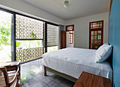 Glass wall and half-open façade in exotic bedroom