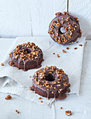 Zuckerfreie Schoko-Kidneybohnen-Donuts mit Krokant (vegan)