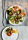 Lammkoteletts mit Kräuterbutter und Tomaten