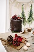 Dripping Cake mit Granatapfel und Weihnachtsdekoration