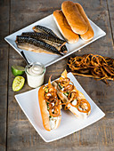 Dänischer Makrelen-Hotdog mit Röstzwiebeln
