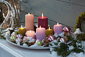 Schale mit Kerzen und Christbaumkugeln als Weihnachtsdeko