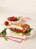Sandwich mit Roastbeef und Tomaten