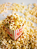 Popcorn im Pappbecher und daneben