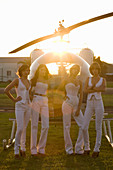 Vier Frauen in weißen Outfits (ABBA - Remake)