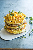 Haselnussmakronen-Torte mit Limettencreme, Pfirsich und Mango