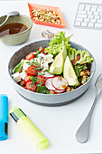 Kichererbsen-Bowl mit Avocado, Radieschen und Feta fürs Büro
