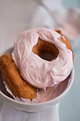 Donuts mit rosafarbenem Frosting