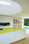 Moderne Küche mit rundem Oberlicht im Architektenhaus