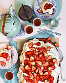 Baiserkuchen mit Sahne und frischen Erdbeeren zum Tee