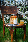 Vertikaler Karamell-Honig-Kuchen mit Sauerrahm