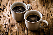 Zwei Tassen türkischer Kaffee mit Zucker