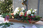 Weihnachtliche Tischdeko mit kleinen Sträußen und Zweigen