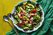Summer salad with artichokes, avocado and roasted peppers
