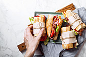 Banh-Mi-Baguettesandwich mit Bacon, Käse, Tomaten und Salat