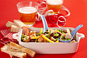 Bunter Würstchen-Salat mit Paprika, Gurke und Kidneybohnen zum Fasching