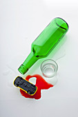 Symbolbild für Alkohol am Steuer: leere Flasche, Soju und Spielzeugauto