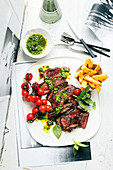 Rindersteak mit Salsa verde und Parmesan-Kartoffeln