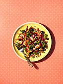 Rote-Bete-Salat mit Petersilie und Räucherforelle