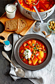 Gulasch mit Kartoffeln, Paprika und Oliven