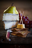 Goat's cheese with crackers, grapes and pear