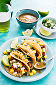 Tacos al Pastor (mit Schweinefleisch, Ananas, Zwiebel, Koriander, Limette und grüner Sauce)
