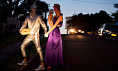Verkleidetes Paar in Abenddämmerung auf der Straße (Halloween)